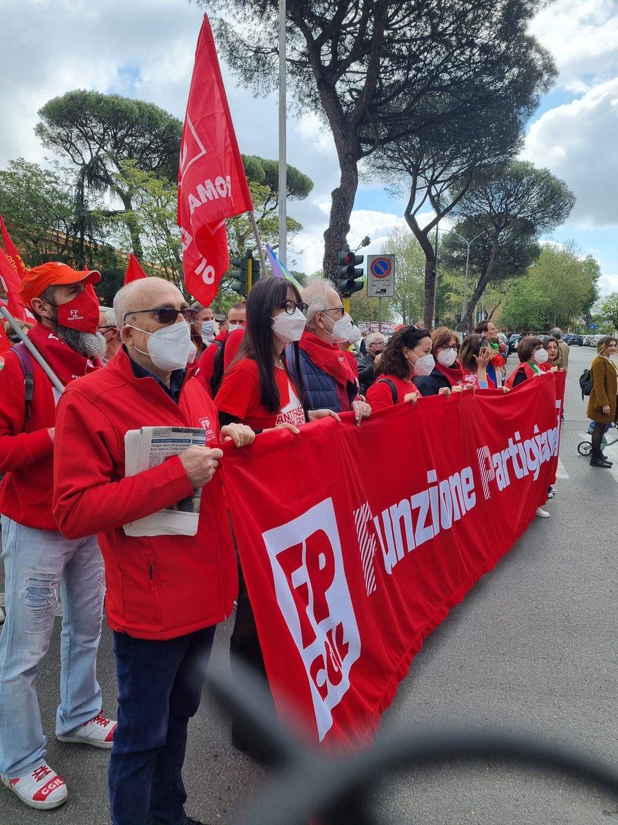 fpcgilromalazio's tweet photo. 🔴 #Adesso, un corteo del #25Aprile che parla oggi più che mai dell'attualità dell'esperienza della #Resistenza.

#PartigianiTuttiIGiorni
#FunzionePartigiana https://t.co/I5e3C0bZV7