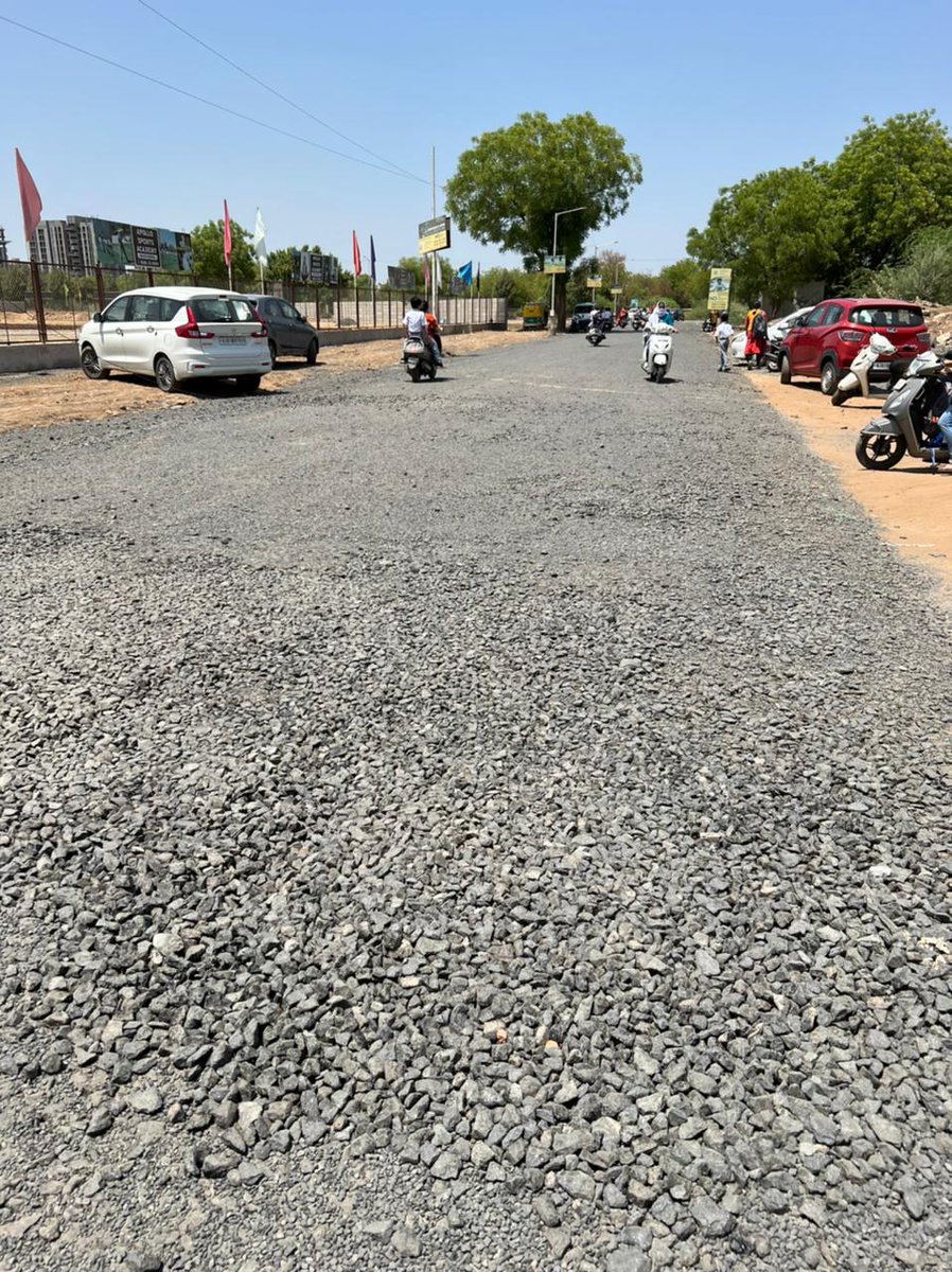 chauhanraj157's tweet photo. Apollo International School Survery no.654,TP-03 Ghuma આ રોડ પર મેન્ટલ/કપચી ના મોટા મોટા પથ્થર નું પુરાણ કરેલ છે પરંતુ તેની ઉપર ડામર થી બરાબર સરફેસિંગ કરેલ નથી જેના કારણે સ્કૂલ માં આવતા વાલીઓ,વિદ્યાર્થીઓ અકસ્માતનો ભૉગ બને છે @AMC_Complaints @purneshmodi @AMCommissioner @CMOGuj https://t.co/v6DA2LJvLg