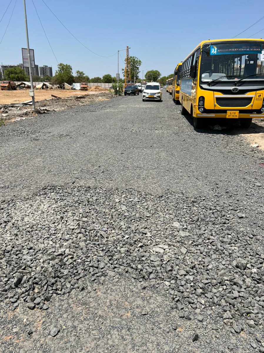 chauhanraj157's tweet photo. Apollo International School Survery no.654,TP-03 Ghuma આ રોડ પર મેન્ટલ/કપચી ના મોટા મોટા પથ્થર નું પુરાણ કરેલ છે પરંતુ તેની ઉપર ડામર થી બરાબર સરફેસિંગ કરેલ નથી જેના કારણે સ્કૂલ માં આવતા વાલીઓ,વિદ્યાર્થીઓ અકસ્માતનો ભૉગ બને છે @AMC_Complaints @purneshmodi @AMCommissioner @CMOGuj https://t.co/v6DA2LJvLg