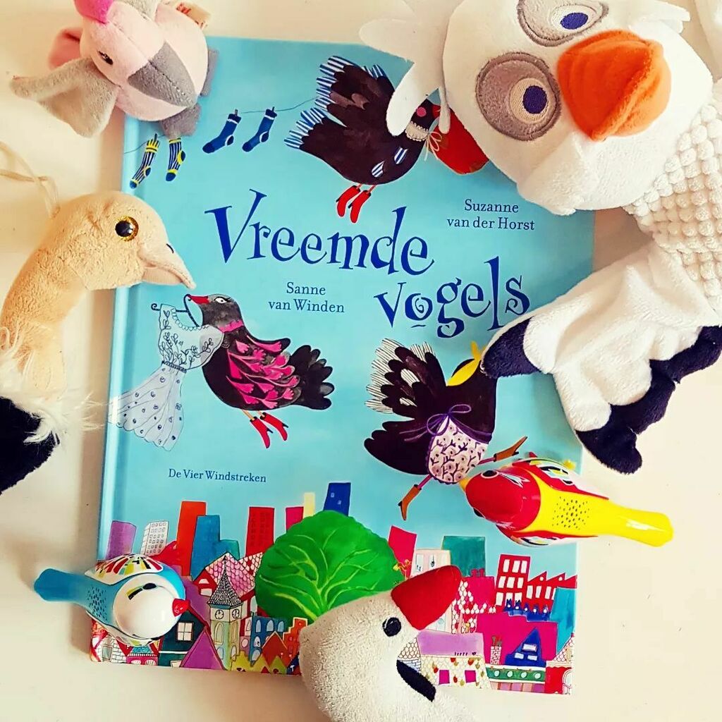 kinderboekbaas's tweet photo. 'Vreemde vogels' van Suzanne van der Horst en Sanne van Winden. Een spetterend kleurrijk prentenboek over een stel vrolijke en  bijzondere karakters. Lees nu de recensie op https://t.co/jEawFkMdUk. 
.
.
#vogels #reis #winter #voorbereiding #uitstellen #… https://t.co/a7LNNPOo4r https://t.co/lNedS4QDP3
