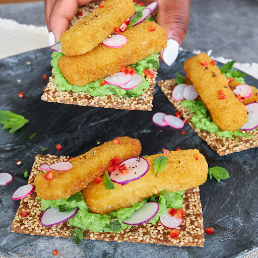MMountainsFoods's tweet photo. WFH lunches in the sun: sorted 👌
#meatfreemonday is back with the ultimate spring-time lunch, MM Fish Finger Open Sandwich 🤤 featuring crushed peas, radishes and, of course, MM’s plant-based Fish Fingers 😍
#movingmountains #veganfood #plantbasedmeals #easyplantbased #recipes https://t.co/U6EEnqO289