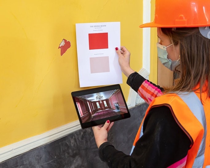 DesertoakL's tweet photo. Existing tiny samples of paint uncovered were sent to Rose of Jericho to be matched to the original vibrant red we see here. In addition Gold Leaf is being applied to the plaster details to bring this magnificent room back to its former glory 🤩 #bostonmanorhouse #historichouses https://t.co/Yin5NisOhC