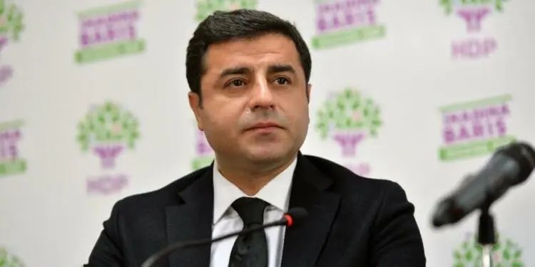 Demirtaş’a verilen hapis cezası bozuldu.

Ankara Bölge Mahkemesi, Selahattin Demirtaş’a, dönemin Ankara Cumhuriyet Başsavcısı Yüksel Kocaman’ı hedef gösterdiği gerekçesiyle verilen 2 yıl 6 ay hapis cezası kararını bozdu