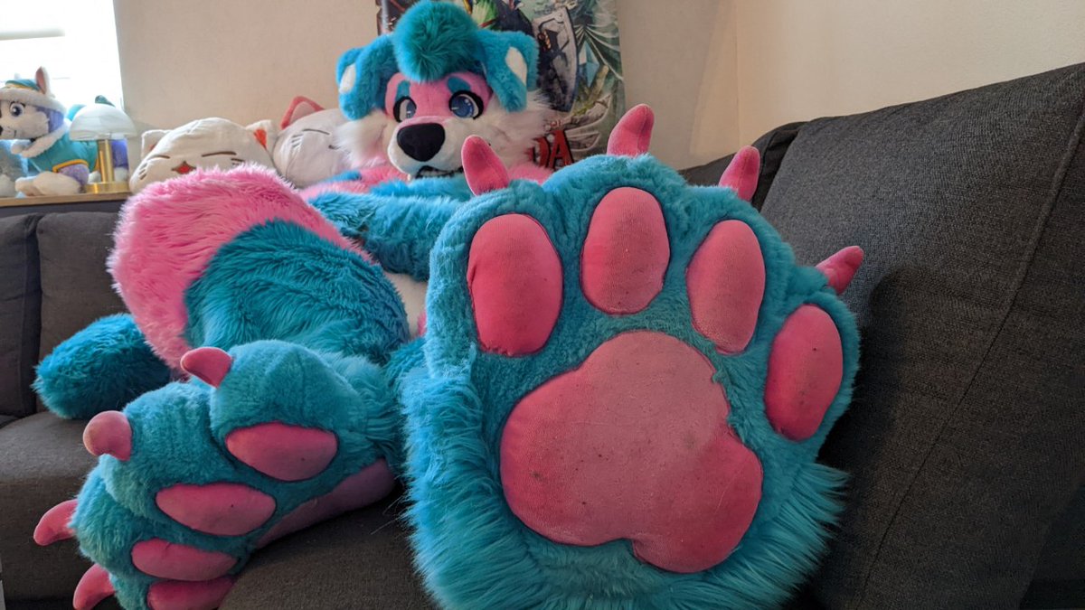 Hello little one get some of your micro friends for #micromonday and start rubbing my paws ~