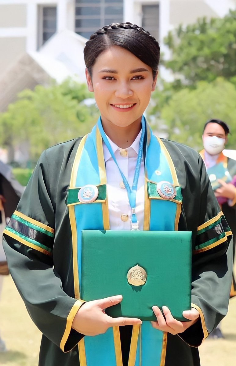 _BeerVieng_'s tweet photo. 💐🎓𝑪𝒐���𝒈𝒓𝒂𝒕𝒖𝒍𝒂𝒕𝒊𝒐𝒏𝒔🎓💐
บัณฑิตคนเก่ง 💙👑 https://t.co/Fe1c3clfXi