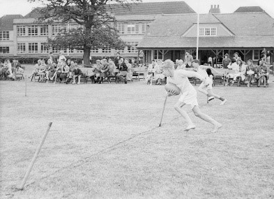 I love this picture of a Knox Academy Sports day.  In this interview with mother and daughter Trudy and Linda, Linda talks about her schooldays and being the daughter of a teacher at the school (Mr Grant). tinyurl.com/2ttkveat #SportArchives  #Archive30 @knoxacademy
