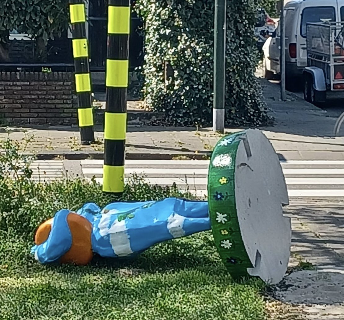gouwestadradio's tweet photo. En de mooie, door de mensen van @Promen_nl beschilderde kaasboerin die aan de Joubertstraat stond is onthoofd aangetroffen. Wat is hier nou leuk aan vraag ik u af? @RaymondAarsman1 fotografie https://t.co/qTwUJbhpnd
