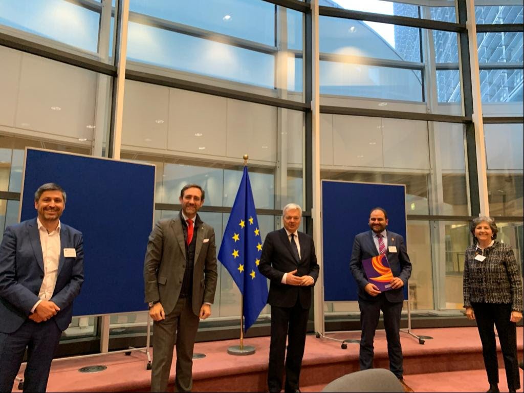 partit_pirata's tweet photo. Segons l'article 7 del Codi de Conducta dels Membres de la Comissió Europea, aquests només es poden reunir amb organitzacions o persones que estiguin registrats al Registre de Transparència.
https://t.co/FLAZGAmtIu https://t.co/IT9ajRBWo5