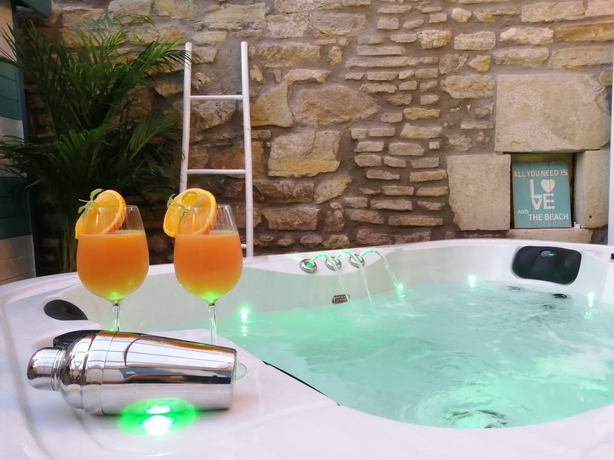 GayVoyageur's tweet photo. Gannant | Allier 🇫🇷

🏳️‍🌈 Hi guys! Jean-Luc vous invite dans son centre de bien-être à Gannant, le Massage &amp; Spa.

❤️ Toutes les infos 👉 https://t.co/1T2su6a06l

#gayvoyageur #gayfrance #gayallier #gaymassage #gaymassages https://t.co/WKneQPmAAq
