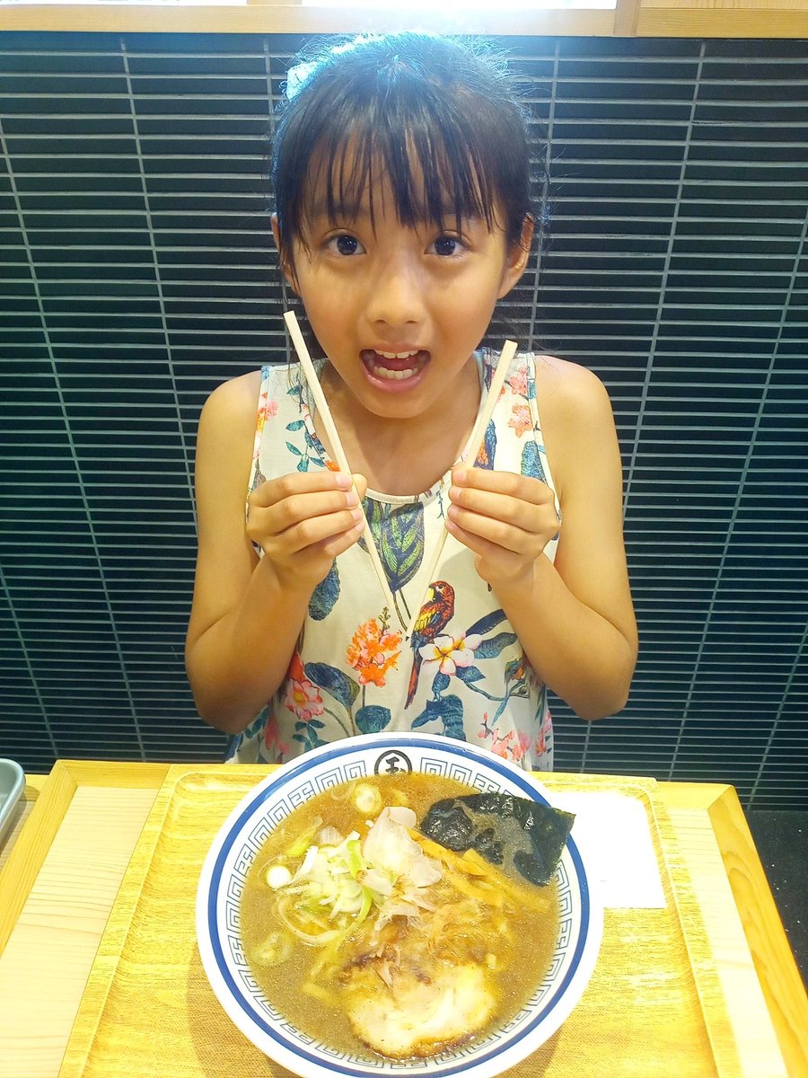 rabirabuIDOL11's tweet photo. こんばんゆん☪️
昨日のごほうびは〜😳‼️
👇👇こちら👇👇
🥐クロッフル🧇＆ラーメン🍜
美味しかったよ🥰💕
しかもめっちゃキレイ✨にわりばし🥢われたからめっちゃんこ嬉しかった😚👍
次のごほうびは何かな〜🤔❓

🦔パープル💜ゆなん🐰🦔
 #ラビラブ https://t.co/E2rG2DmWrU