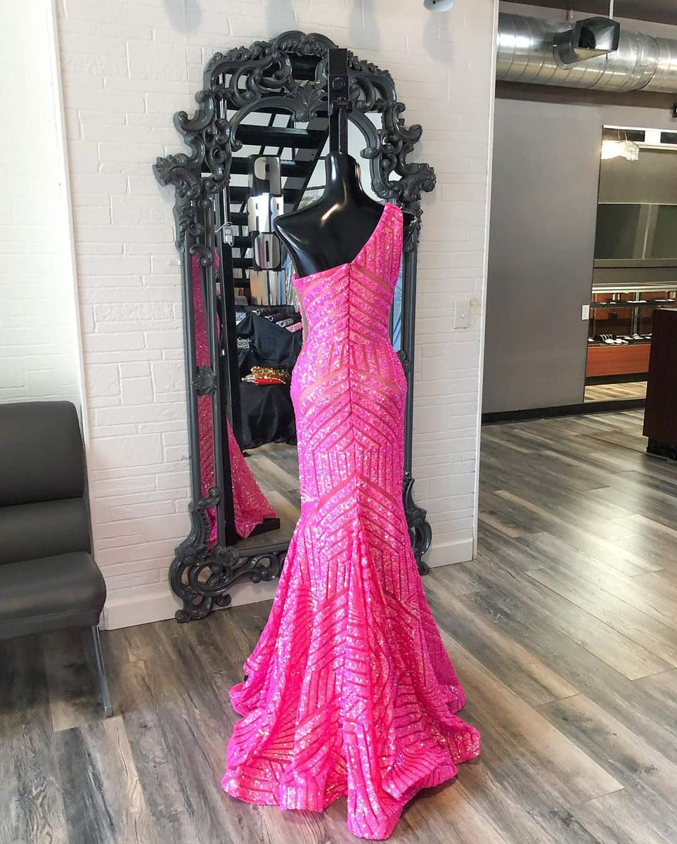 RegissBrideProm's tweet photo. We love a good hot pink moment!💕
Jovani 24528 https://t.co/uFP8yCkuQW