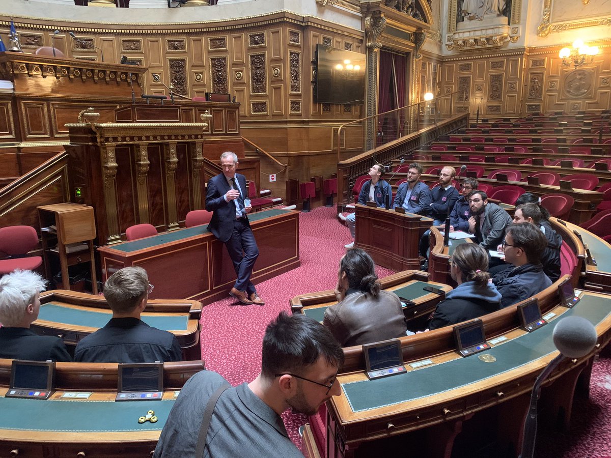 davbellamy's tweet photo. Ce matin, cours Terrain de l’historien pour les étudiants de Master d’histoire de @UPJV_Univ avec la visite du Sénat et un entretien passionnant avec le sénateur #StephaneDemilly https://t.co/JyRXt61gmN