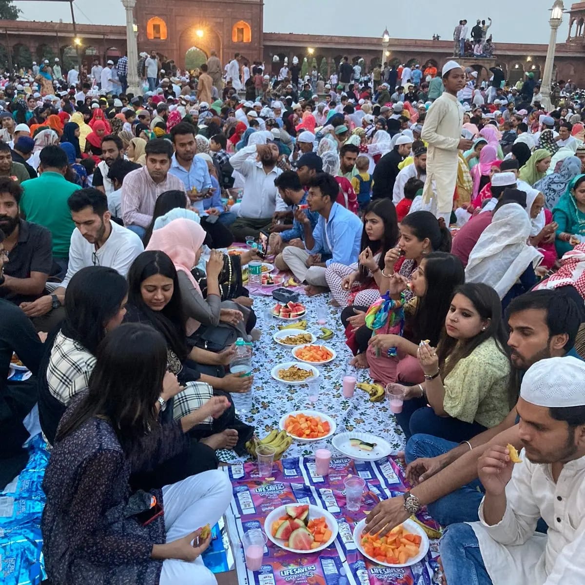 jpacjamia's tweet photo. बीती शाम यादगार रही। @jpacjamia और IIMC के साथियों ने मिलकर दिल्ली की जामा मस्जिद में एक दावत-ए-इफ्तार का आयोजन किया। दोनों ही संस्थाओं से पत्रकारिता से जुड़े छात्र और एल्युमनी इसमें शामिल हुए। आप सभी का शुक्रिया। आगे भी इस तरह के आयोजनों की कोशिश जारी रहेगी। https://t.co/C6CQzyKWku