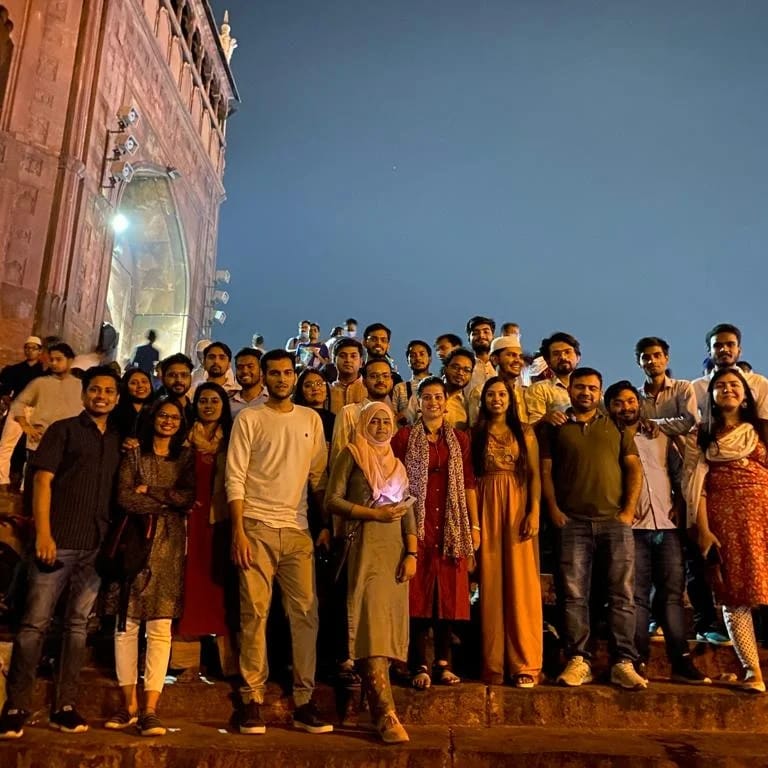 jpacjamia's tweet photo. बीती शाम यादगार रही। @jpacjamia और IIMC के साथियों ने मिलकर दिल्ली की जामा मस्जिद में एक दावत-ए-इफ्तार का आयोजन किया। दोनों ही संस्थाओं से पत्रकारिता से जुड़े छात्र और एल्युमनी इसमें शामिल हुए। आप सभी का शुक्रिया। आगे भी इस तरह के आयोजनों की कोशिश जारी रहेगी। https://t.co/C6CQzyKWku