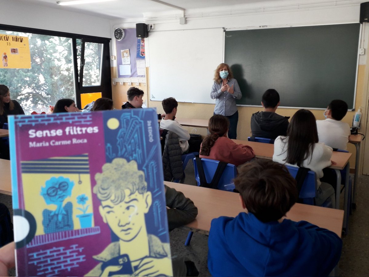 DavidSauriMi's tweet photo. Una història d’intriga, embolics, malentesos i molt d’humor

@MCarmeRocaCosta i el seu "Sense Filtres" amb la joventut lectora de l'ESO de @lleoxiii

📖 https://t.co/366ZBTJO78

Foment i animació a la lectura
@jollibre @SANTILLANA_es 

Entra i descobreix
📚https://t.co/tAUJmCa4lC https://t.co/wYmyFbouKn