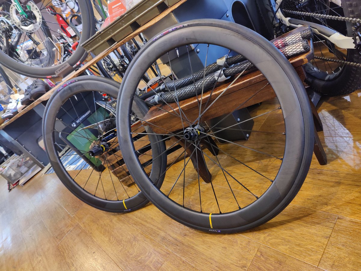 HiranoSquadra's tweet photo. 新しい市場ホイールの準備が整��ました❗
2022モデルのCOSMIC SLR45 DISCにPanaracerの新型タイヤAGILEST TLRをインストール😍
試乗のご相談お待ちしております🙇
#走りが軽いマビック
#mavic
#cosmicslr
#Panaracer
#AGILEST https://t.co/jbH17e4Jo9