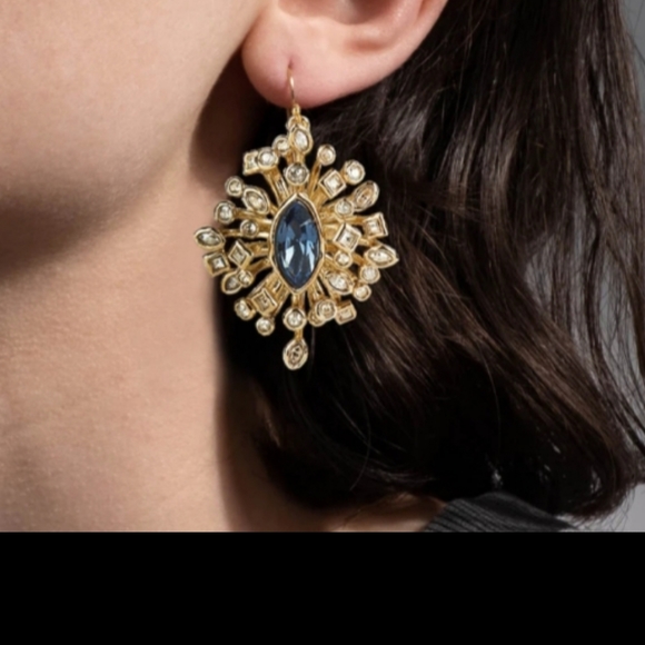 PoshCastQueen's tweet photo. So good I had to share! Check out all the items I'm loving on @Poshmarkapp #poshmark #fashion #style #shopmycloset #alexisbittar: https://t.co/GIDiXyfDow https://t.co/yRuMQcWaZ0