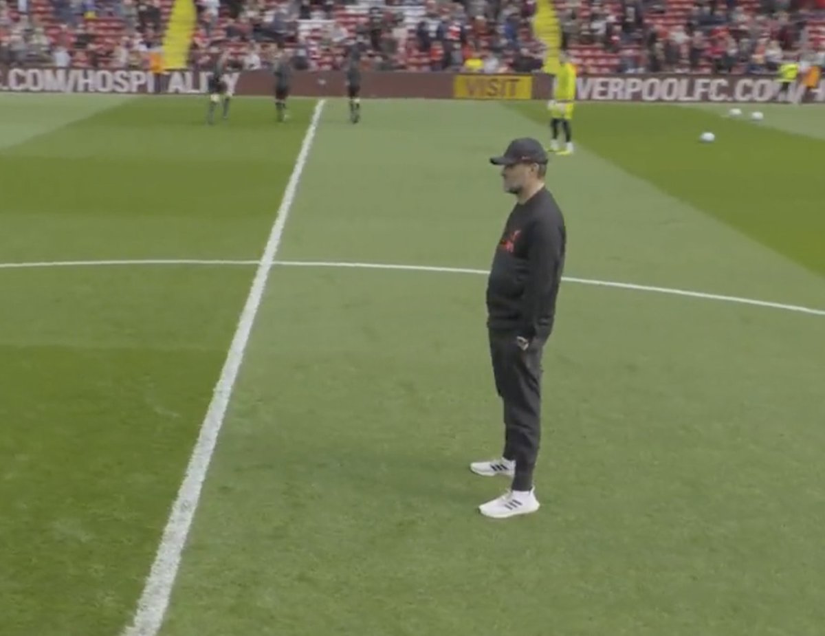 FootballJOE's tweet photo. Jurgen Klopp casting a keen eye over the Everton warmup seems like the perfect opportunity to bring back the Photoshop Challenge.

Use your imagination and literally *any* photo editing skills you have to make him stare at something else.

Show us what you've got in the replies👇 https://t.co/rE31jcxq3c
