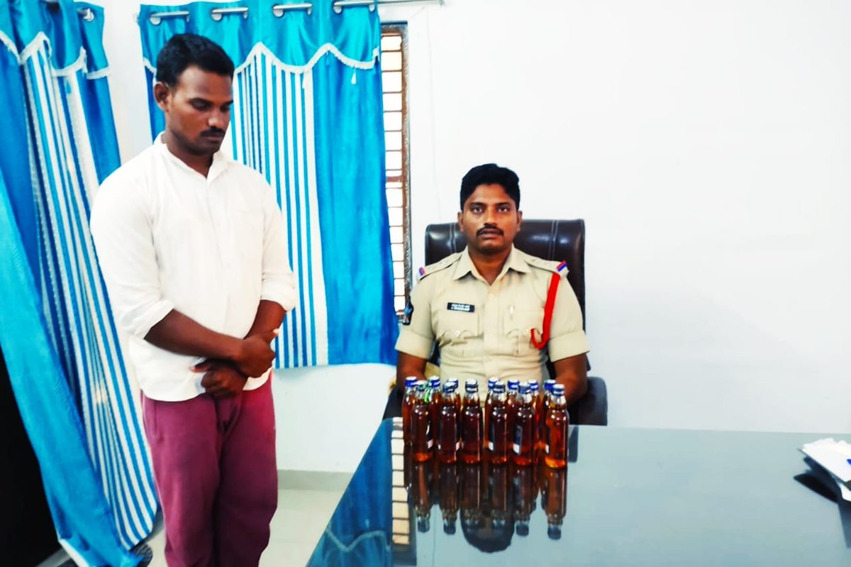 Palnadu_Police's tweet photo. ఈపూరు పోలీస్ స్టేషన్ పరిధిలోని కొచెర్ల గ్రామమునందు అక్రమంగా నిల్వ ఉంచిన 14 మద్యం బాటిళ్లను స్వాధీనం చేసుకుని ఒకరిని అరెస్టు చేసిన పల్నాడు జిల్లా పోలీసులు.
@APPOLICE100
@dgpapofficial
#illegalliquor
#palnadudistrict
#ipuru https://t.co/WMNEvhjcpi