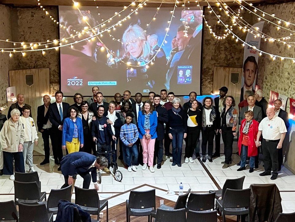 celine_oudry's tweet photo. 🇫🇷 5 ans de plus, mais surtout 5 ans de mieux #AvecVous ! 

👏🏼 Hier soir, nous étions rassemblés pour la soirée électorale qui a vu la belle réélection d’@EmmanuelMacron, en présence de nos parlementaires @fabiennecolboc @SabineThillaye @Chalumeau_P @LabaronneDaniel. https://t.co/cFURleaPQJ