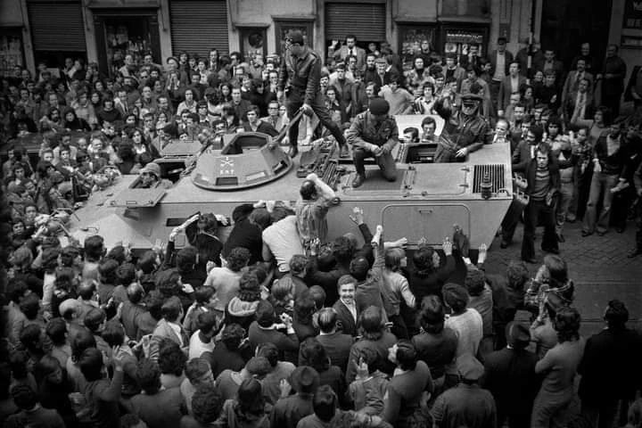 PlataformaGZ's tweet photo. 25 ABRIL ANTIFASCISTA
Hoje há 77 anos que Itália foi libertada da ocupaçom nazifascista em 1945, e 48 da queda do regime de Salazar em Portugal em 1974. 
Apreendamos das leiçons da experiência histórica. O fascismo combate-se com determinaçom nas ruas!🚩 https://t.co/JUY1LUsvXJ