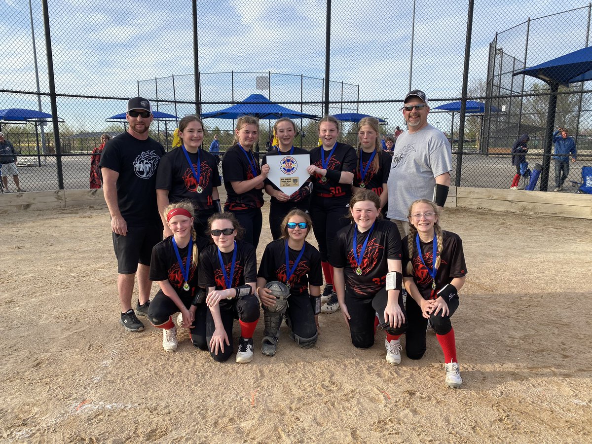 coach_sisk's tweet photo. Battled all weekend and came out #1 in the top flight of 27 teams!  🧨 🧨🧨My girl and 2 others pitched ‘no-hitters’ and we went 6-0!  #proudmom https://t.co/FpvnjnhRpD