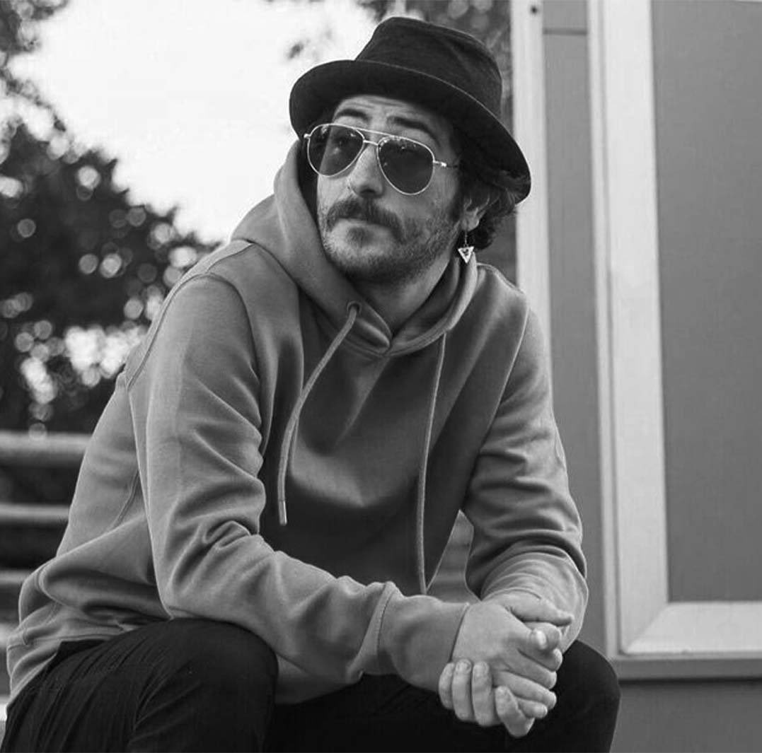 Beta.. Çok üzdün bizi güzel adam. Mekanın cennet olsun.. Tüm ailesine ve yakınlarına sabırlar dilerim.. 🥀