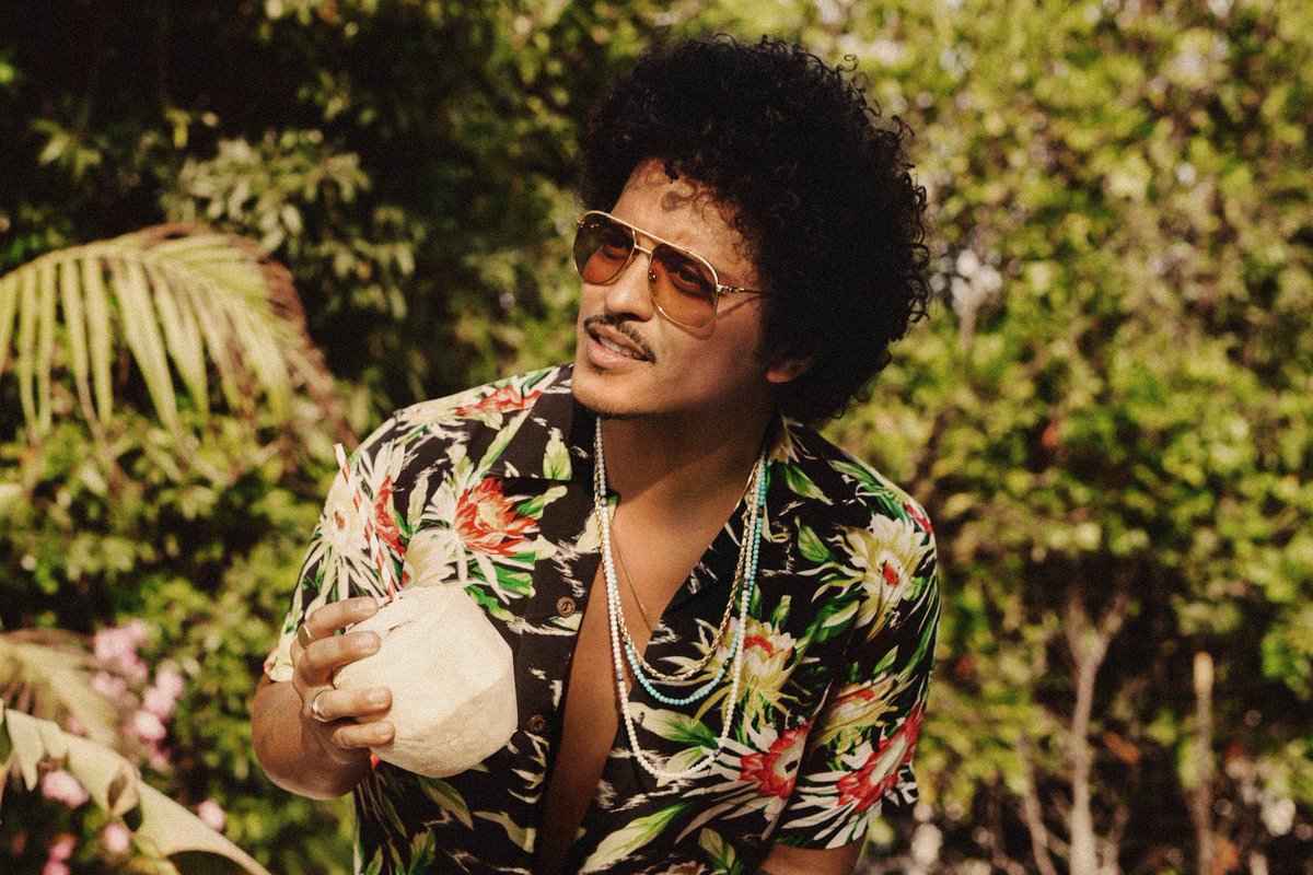 BrunoMars1Chart's tweet photo. #BrunoMars songs with over 1 Billion Views on YouTube:

#1. Uptown Funk (4.53B)
#2. The Lazy Song (2.32B)
#3. That's What I Like (2B)
#4. Just The Way You Are (1.70B)
#5. 24K Magic (1.49B)
#6. When I Was Your Man (1.12B)
#7. Grenade (1.07B) https://t.co/1H1d7EHiqA