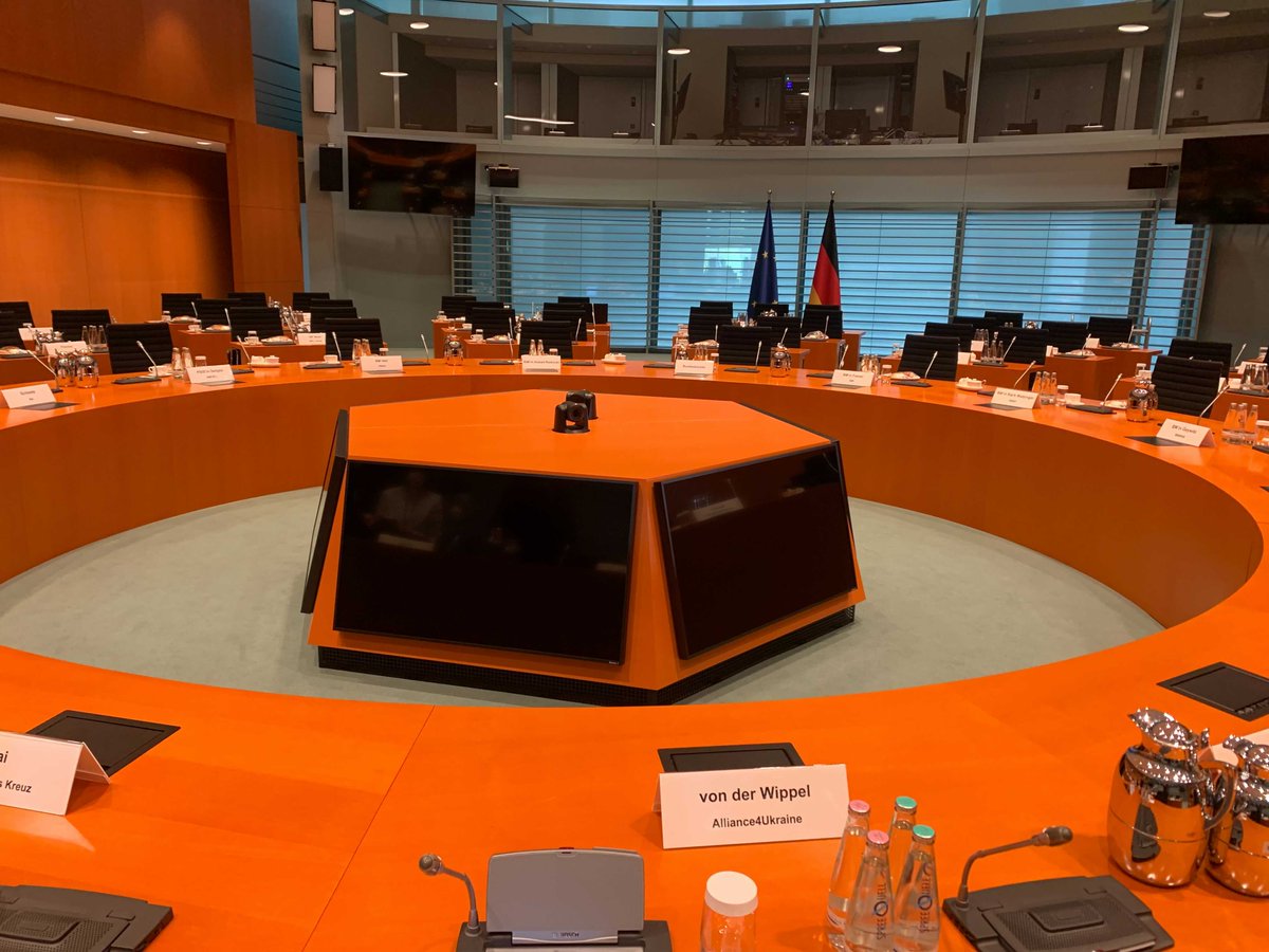 PT_Deutschland's tweet photo. 💛💙 Für #Alliance4Ukraine sitzt @vonderwippel jetzt am #RoundtableUkraine. @Bundeskanzler &amp; @ReemAlabali,  Schirmherrin der Alliance, sprechen mit Vertreter:innen von Ländern, Kommunen &amp; #Zivilgesellschaft zu Aufnahme und Integration von Geflüchteten. Wir sind gespannt! https://t.co/kNyVlTwU7s