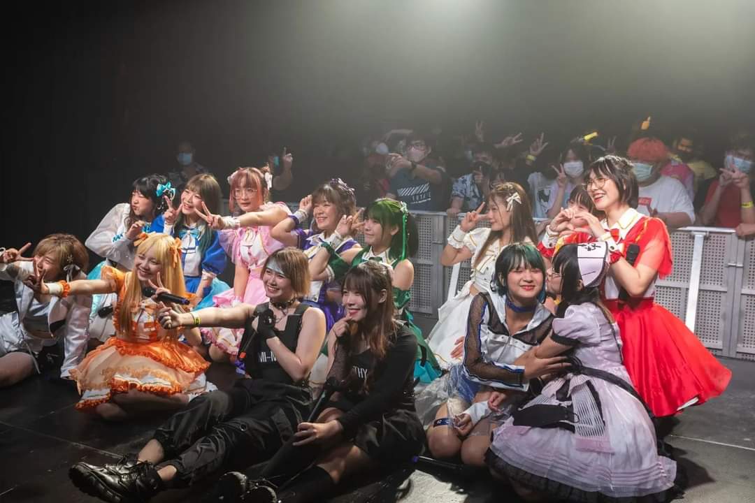 IdolMayday's tweet photo. ผ่านไปอีกงานกับ BLAZE LIVE VOL.7 
ถึงจะมีกัน 4 คนแต่ทุกคนก็ส่งพลังกันมาแบบจัดเต็มมาก พวกเราสนุกสุดๆ ไปเลยค่ะ ขอบคุณมากๆ เลยนะคะ (หลิวหลิวหายไวๆ นะ!!) 
รวมถึง Special show ร่วมกับ @relivesekai  และ @akirakuroofficial  ก็เพื่มความเดือดเข้าไปอีก ขอบคุณทั้ง2 วงมากๆ นะ! #MAYDAYIDOL https://t.co/eI52fXKoPu