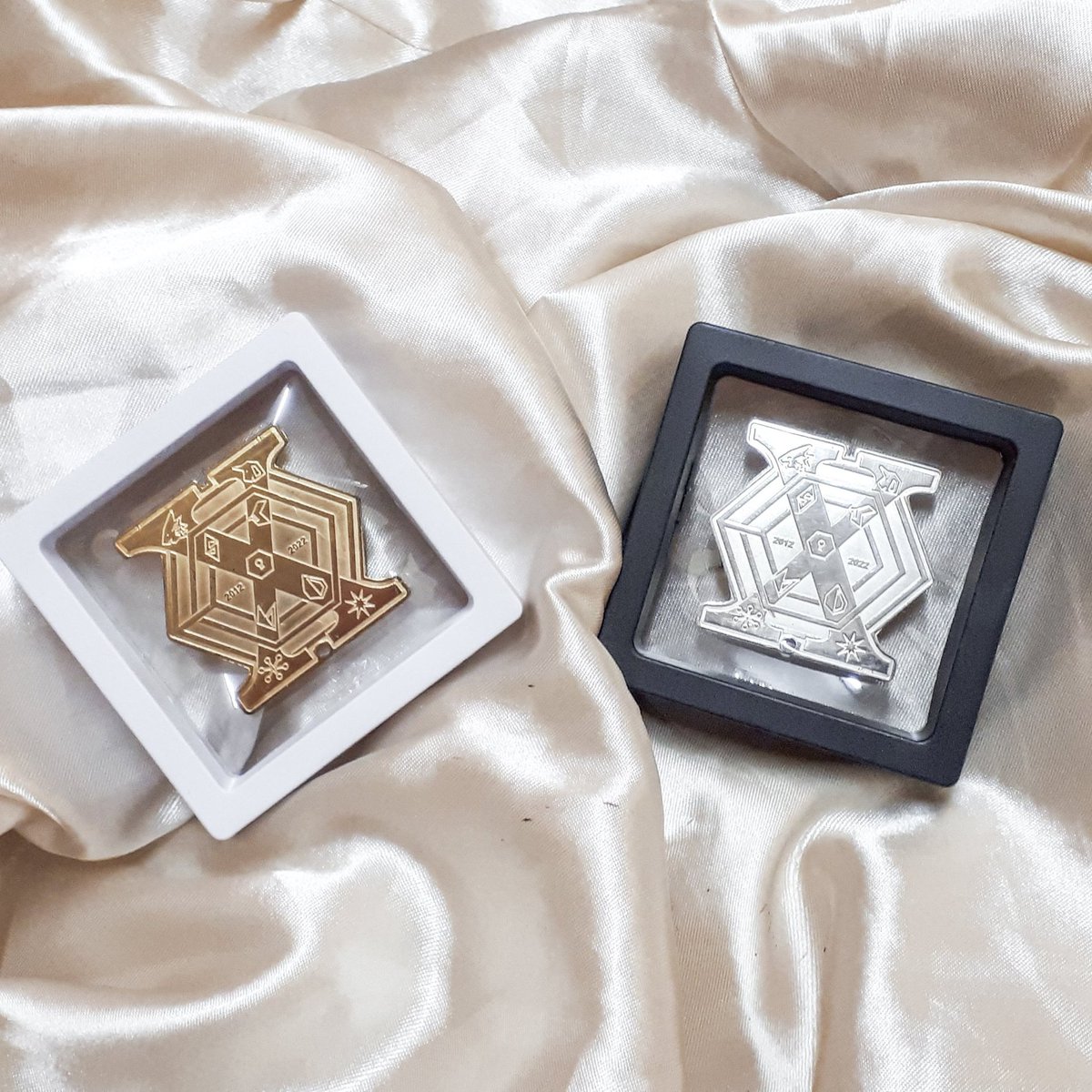 twelfthmemoire's tweet photo. 𝙀𝙓𝙊: 𝘼 𝘿𝙚𝙘𝙖𝙙𝙚 
Brooch/Badge and Journal Memorabilia Collection
by mémoir.e 🤍

Price Range: Php 370 - Php 1,110
Order Form: https://t.co/66PoJWTsrF
DOO: 4/30
DOP: 4/30

Details and inclusions inside the form📃 https://t.co/1VPvrMRi1A