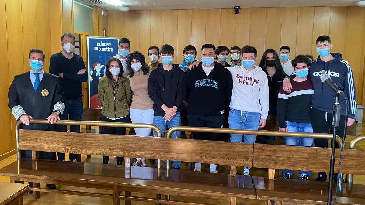 Comezamos a semana coa visita do alumnado do ciclo de Xestión Administrativa do IES A Cañiza ao Xulgado do Social nº2 de #Vigo. Ademais de ver como se desenvolven os xuízos, tivo a oportunidade de conversar co 👨‍⚖️ maxistrado Germán Serrano
#EducarEnXustiza #TSXG