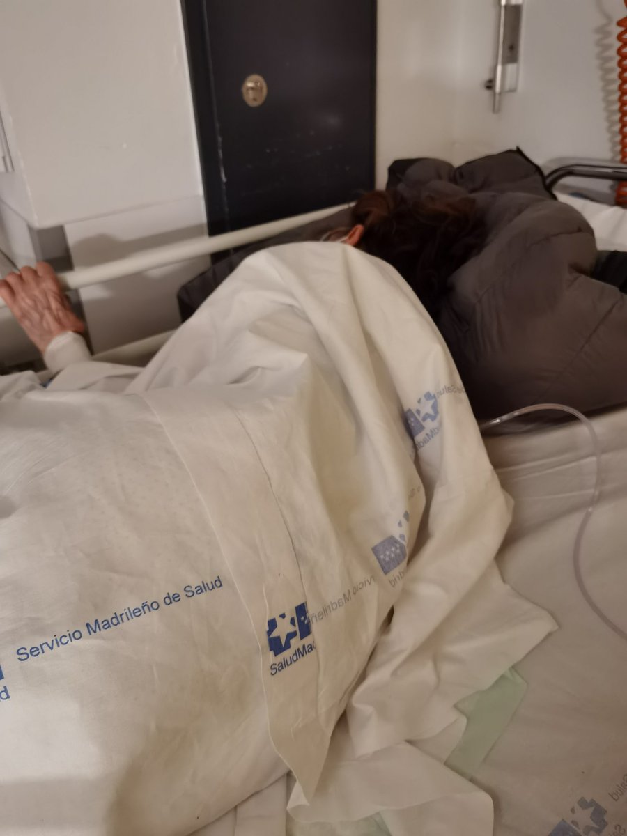 No me gusta hablar de asuntos personales en Twitter, pero ayer viví una situación que me partió el alma. <a href="/IdiazAyuso/">Isabel Díaz Ayuso</a> los madrileños no nos merecemos la sanidad pública que usted está provocando con sus recortes. La PERSONA que está en la foto es mi madre. Observela bien.