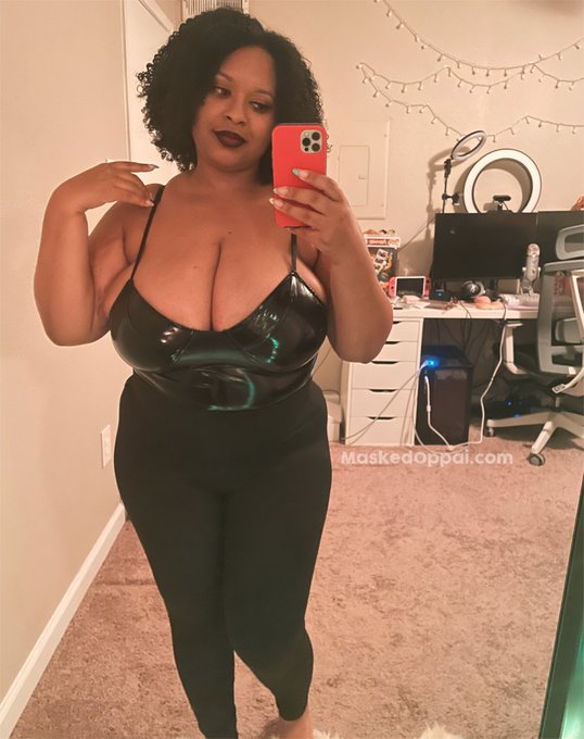 These straps are killing me but it&rsquo;s worth the look💀 https://t.co/9JWMr7szDK