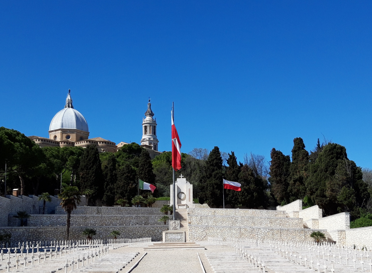 p_galassi's tweet photo. Stamattina visita al 𝗖𝗶𝗺𝗶𝘁𝗲𝗿𝗼 𝗺𝗶𝗹𝗶𝘁𝗮𝗿𝗲 𝗽𝗼𝗹𝗮𝗰𝗰𝗼 𝗱𝗶 𝗟𝗼𝗿𝗲𝘁𝗼, ove giacciono +1000 militari polacchi caduti durante la 2ª Guerra Mondiale per la #Liberazione dall'occupazione nazista in Italia.
#Polski Cmentarz Wojskowy w #Loreto 🇵🇱🇮🇹 https://t.co/jz2W020pRo