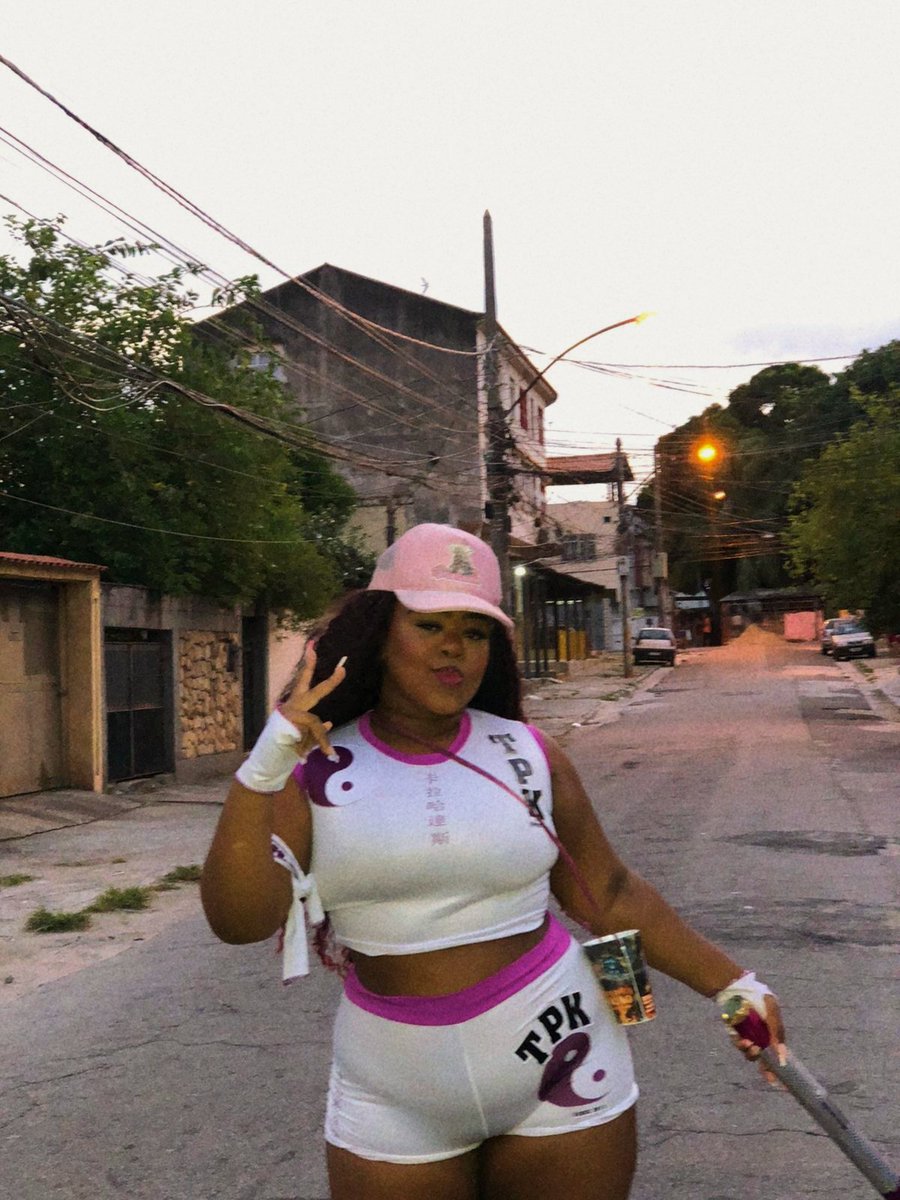 georgiachagass's tweet photo. carnaval de rua
perigoso e divertido 🏴☠️✨👑
01 das minhas novinhas
karalhadas na pista! trem da katty e da vanellope! 💪🏾🤯⚔️🧁🥰
#ASKARALHADASDEPILARES
#ASPARATUDODAEATRELA
#ASMAISFALADASDOMORRÃO
#DONASDEPILARES https://t.co/oTH5fE1tCB