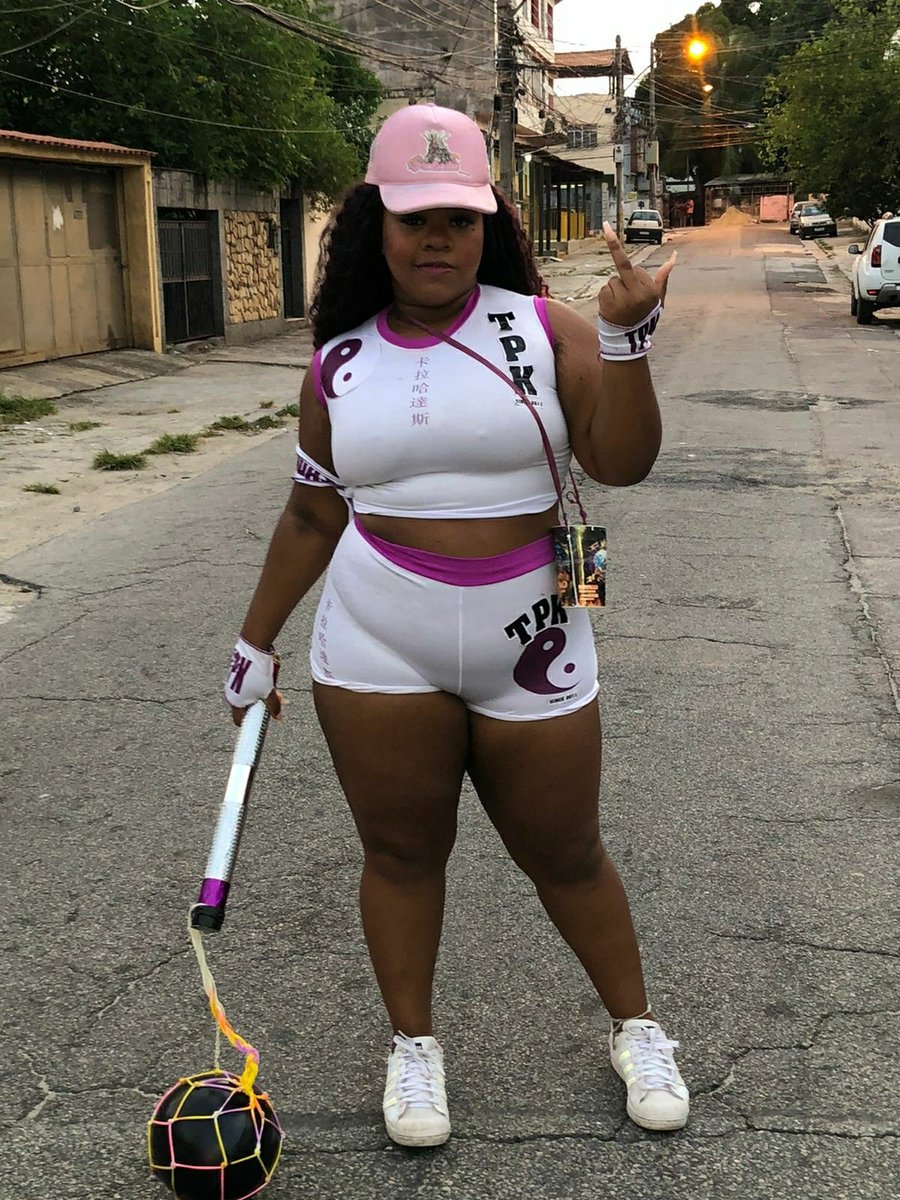 georgiachagass's tweet photo. carnaval de rua
perigoso e divertido 🏴☠️✨👑
01 das minhas novinhas
karalhadas na pista! trem da katty e da vanellope! 💪🏾🤯⚔️🧁🥰
#ASKARALHADASDEPILARES
#ASPARATUDODAEATRELA
#ASMAISFALADASDOMORRÃO
#DONASDEPILARES https://t.co/oTH5fE1tCB