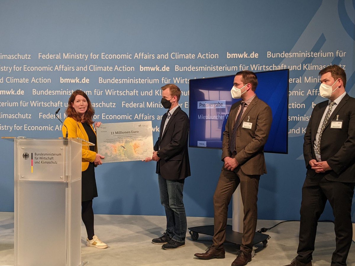 annachristmann's tweet photo. Glückwunsch dem Gewinner @rfa_space des #Mikrolauncher Wettbewerbs. (2.Platz) &amp; an den Drittplatzierten @HyImpulseTech. Deutschland &amp; Europa brauchen einen kostengünstigen und zuverlässigen Zugang zum All. Wettbewerb und eine dynamische Start-up-Community sind dafür entscheidend. https://t.co/QikrcCMAGf