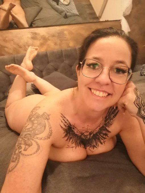 MaraLeNoir - Wer mag sich dazu legen? #MaraLeNoir https://t.co/LcyCsYnPMo