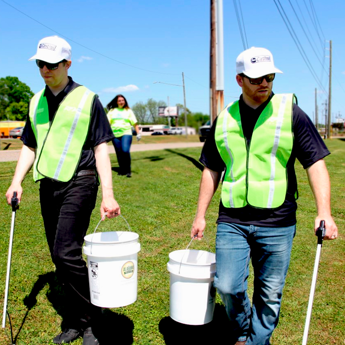 CastrolUSA's tweet photo. #DrivingForChange was back this past weekend, and we hosted a clean-up event in celebration of our sustainability efforts with @RFKracing. We encourage all our fans to drive forward with us—conscious of how we can all contribute to a cleaner, more sustainable, planet. https://t.co/kCmNerA3op