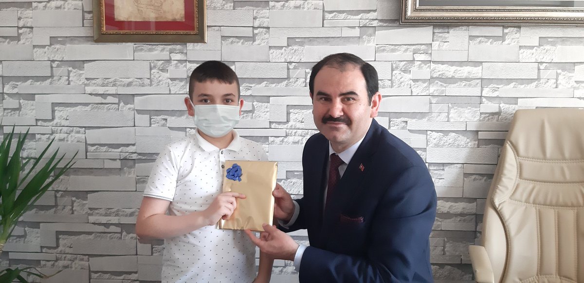 CanikMem's tweet photo. İl Geneli Bilgi Yarışmasında finale kalma başarısı gösteren 100. Yıl İlkokulu öğrencilerimiz Meryem Oğuz, Eren Berk Özdemir, Ömer Faruk İnan ve Ufuk Çörtük, aynı zamanda Hayalimdeki Dünya konulu resim yarışmasında ilçe https://t.co/Z4zVGLgluj olan öğrencimiz Şevval Baydoğan...+ https://t.co/R8VF38wy63