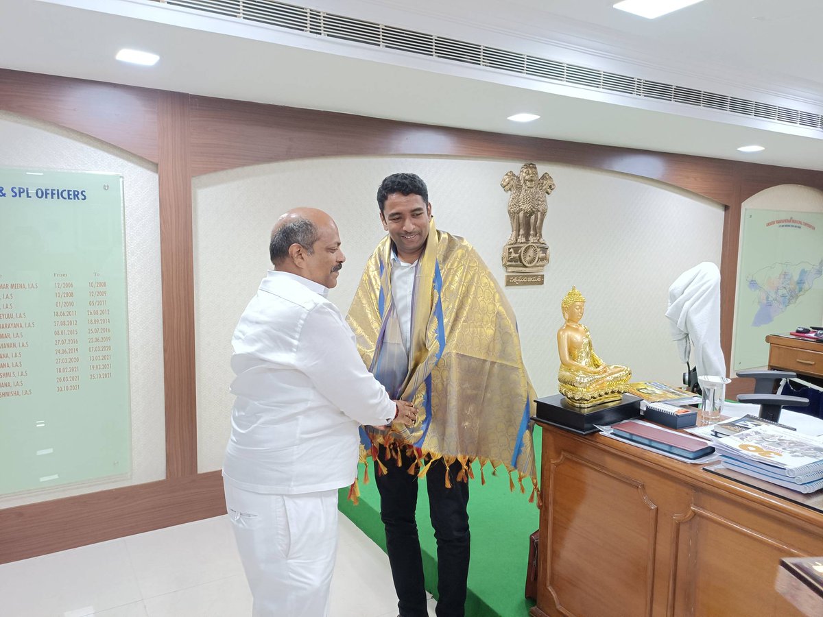 GVMC_VISAKHA's tweet photo. Commissioner GVMC Dr G Lakshmisha appreciated MD,CMR group Sri M Venkata Ramana for their contribution. CMR group sponsored glow signs boards for 300 public and community toilets as a part of its CSR activity.

#SwachhSurvekshan2022Visakhapatnam 
#IsupportVizag 
#Visakhapatnam https://t.co/Qo3LSlAa5m