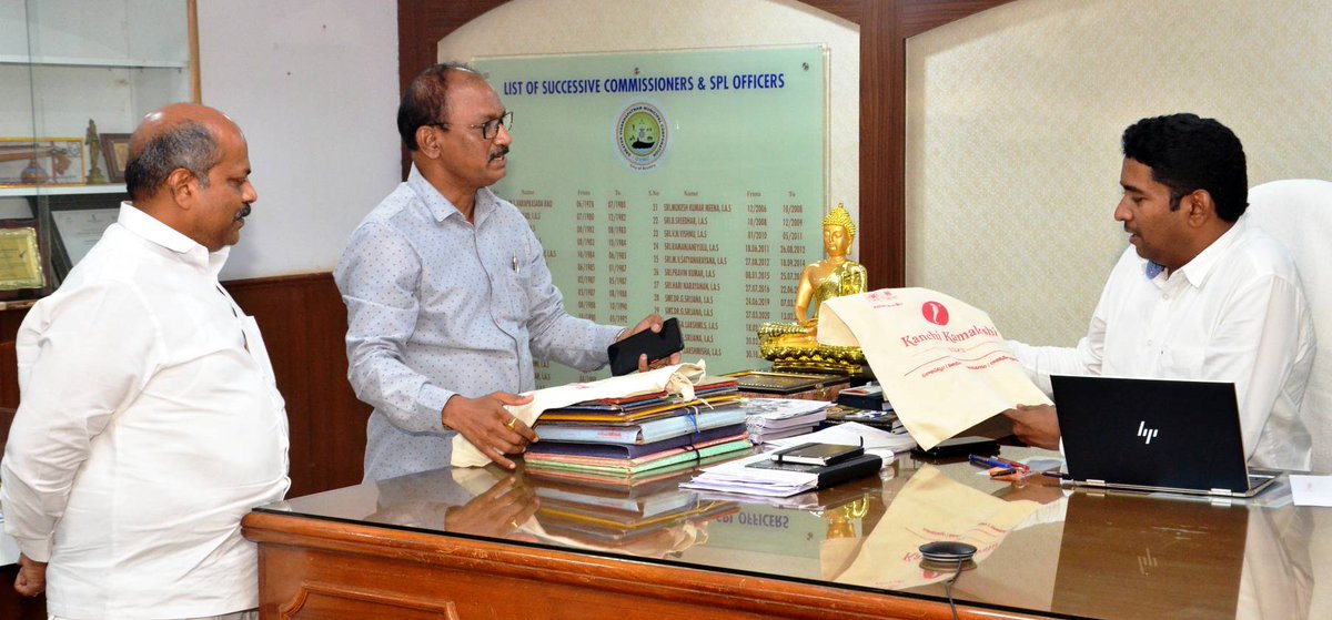 GVMC_VISAKHA's tweet photo. Commissioner GVMC Dr G Lakshmisha appreciated MD,CMR group Sri M Venkata Ramana for their contribution. CMR group sponsored glow signs boards for 300 public and community toilets as a part of its CSR activity.

#SwachhSurvekshan2022Visakhapatnam 
#IsupportVizag 
#Visakhapatnam https://t.co/Qo3LSlAa5m