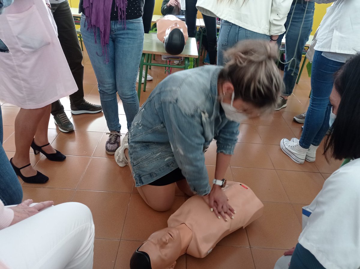 CeipSanPablo's tweet photo. ¡Actuar a tiempo salva vidas! Los maestros del CEIP San Pablo han recibido una estupenda formación sobre primeros auxilios impartida por las enfermeras escolares del centro de salud. https://t.co/CtOpqKiXeC