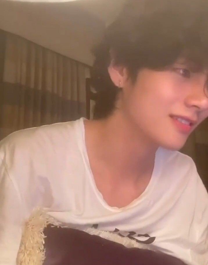 milkyjm_'s tweet photo. #taekook #taekookau wherein;

jungkook tries the tiktok trend of \kissing your best friend\

"close your eyes, let me gift you your birthday present"

and his lips ascended to the brunette boy's. https://t.co/y5yWRYNXHF