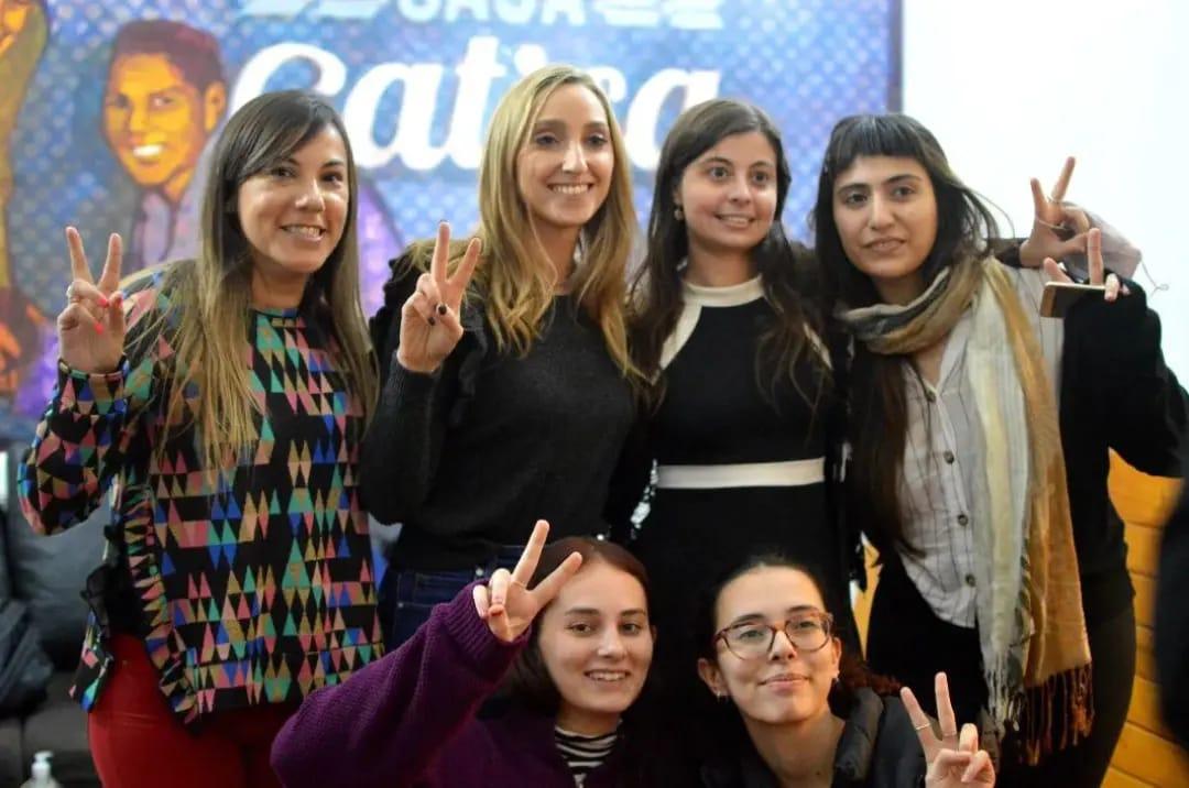 lacampora_c5's tweet photo. El viernes estuvimos en la charla del Frente de Mujeres CABA en @CasaGatica con @Juli_Strada  directora del Banco Nación, hablando sobre el proyecto de ley para la creación de un fondo para pagarle al FMI. ¡Que la deuda la paguen los que la fugaron! 💸

#QueLaPaguenLosFugadores https://t.co/b0bHJKyzbd