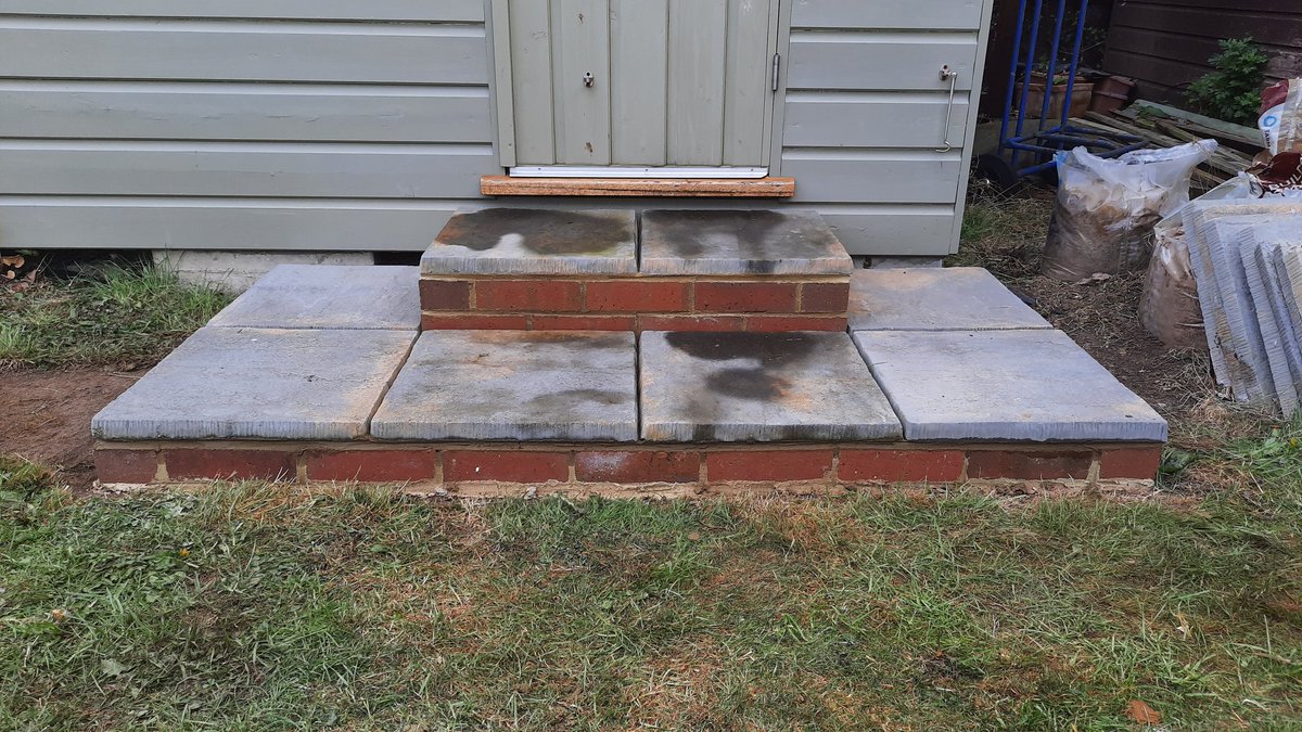 KevinAstrokev's tweet photo. Had a bit of time today so finished the #observatory steps. 

Just need to lay the path now and do a spot of landscaping and planting around the shed to tidy it up a bit 🙂

#homeobservatory #astroshed #ROR #rolloffroof #astrohour #astronomy https://t.co/AbgWvHdDrD