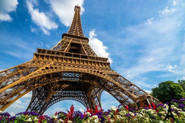 Gabl0x's tweet photo. Hi frenz 💎 Have you ever been to #Paris ? ...Mmmh no ?! Ok nevermind, let's visit the #EiffelTower in the real @CritterzNFT #metaverse #critterzbuild 👀🚀 https://t.co/nC7jhwqK3s