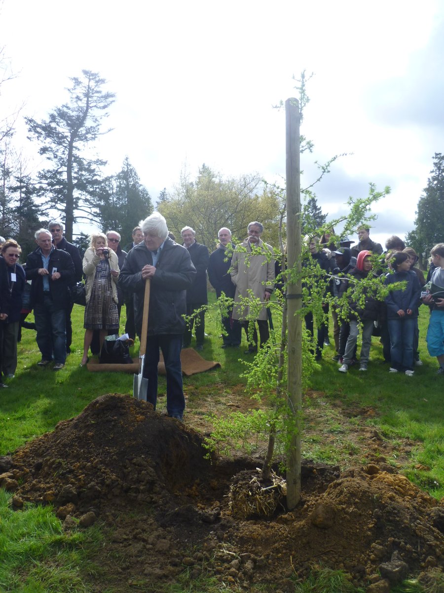 JIF_France's tweet photo. L'équipe de la Journée internationale des forêts souhaite rendre hommage à son premier #parrain, Jacques Perrin, disparu en fin de semaine dernière. Il avait notamment planté le premier #arbre de la Journée internationale des forêts en 2014, à l'arboretum de Chèvreloup 🌳🌲 https://t.co/oGTQoSwHSD