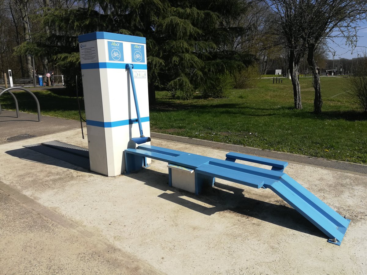 GPSO_SeineOuest's tweet photo. Amateurs de balades à #vélo en forêt, faites étape au complexe sportif Marcel Bec à @VilledeMeudon pour prendre soin de votre équipement ! 🌳
Une station de gonflage et de nettoyage est à votre disposition gratuitement sur place 🚴🧼
+ d'infos ➡️ https://t.co/IpCzaxuRYv https://t.co/mMzon13OzE